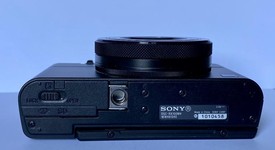 Mint
													Sony Cyber-shot RX100 IV, photo 5 of 10