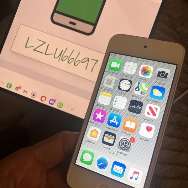 Apple iPod Touch 6th Gen - Wi-Fi, 16 GB, Silver