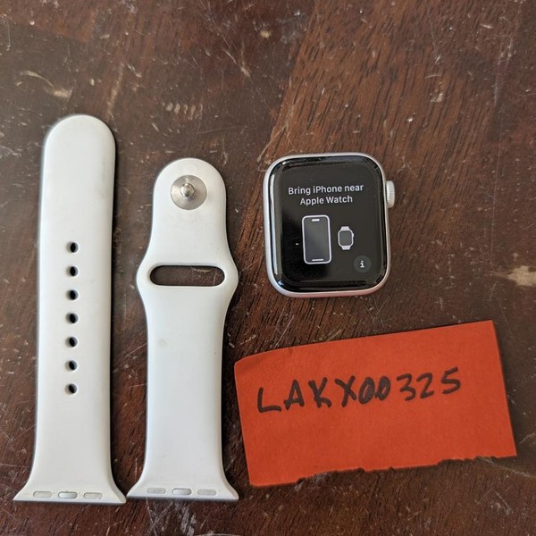 Apple Watch SE (1st Gen) 40mm - Silver, A2351 - GPS, Aluminum
