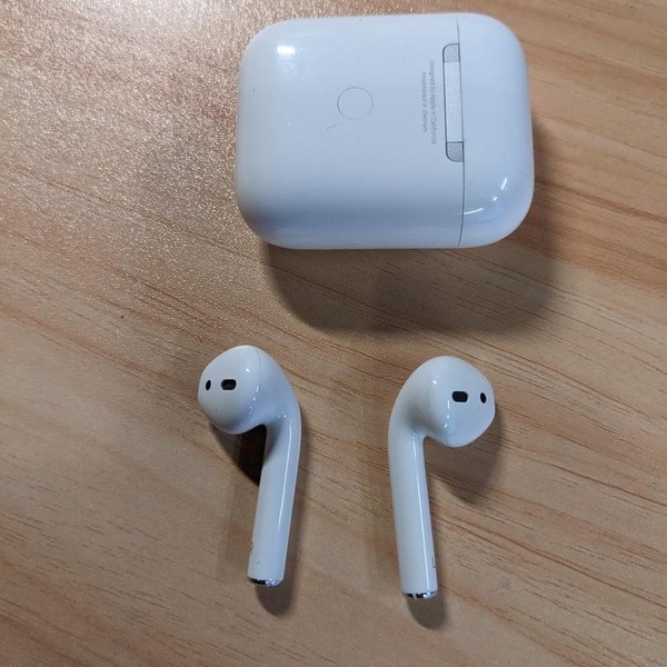 Apple AirPods (2nd Gen) - Lightning Case