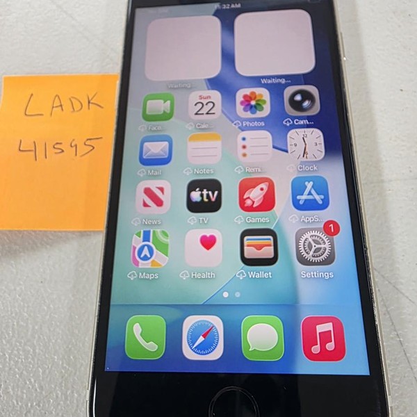 Apple iPhone SE 3rd Gen 2022 - Unlocked, 128 GB, Starlight, A2595