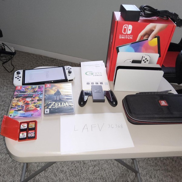 Nintendo Switch - OLED - 64 GB, White