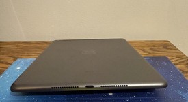 Mint
													Apple iPad 9th Gen - Unlocked, Gray, 64 GB, A2603, photo 4 of 9