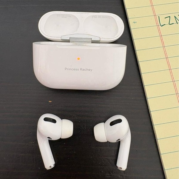 Apple AirPods Pro - MagSafe Case