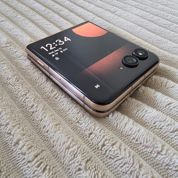 Motorola Razr Ultra (2025) - Unlocked, 512 GB, PANTONE Mountain Trail, 16 GB