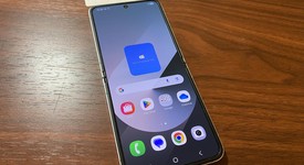 Good
													Samsung Galaxy Z Flip6 - Unlocked, White, 256 GB, 12 GB, SM-F741U1, photo 1 of 4