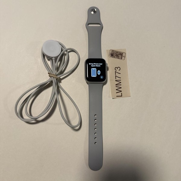 Apple Watch Series 4 40mm - Unlocked, Silver, A1975 - Cellular, Aluminum