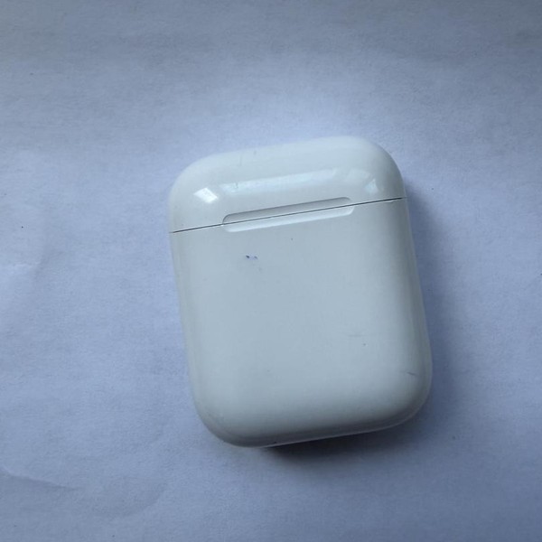 Apple AirPods (2nd Gen) - Lightning Case