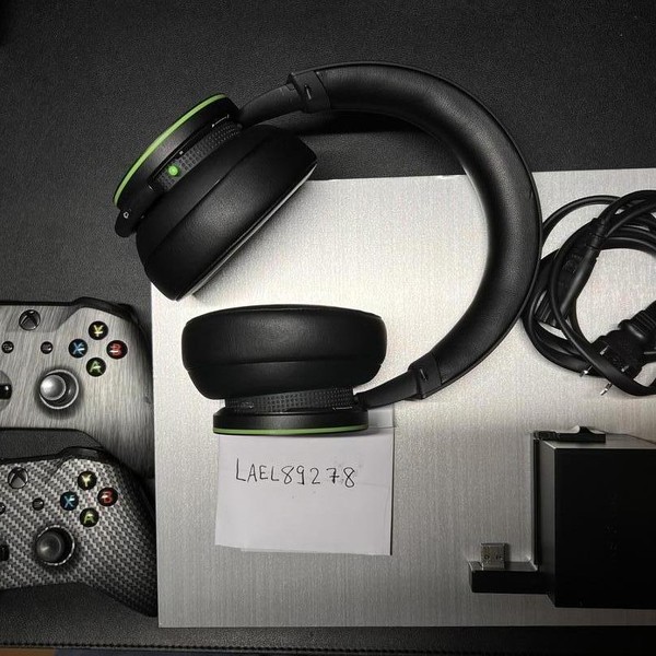 Xbox One X (2017) - Black, Standard