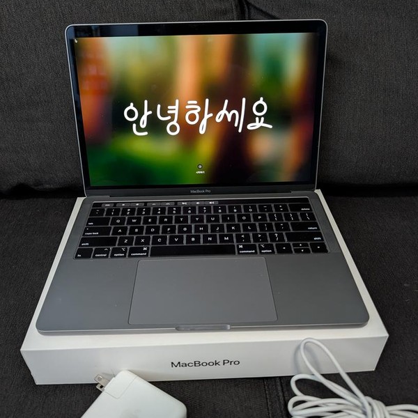 MacBook Pro 2019 - 13 inch - 128 GB, Gray, 8 GB, Intel Core i5