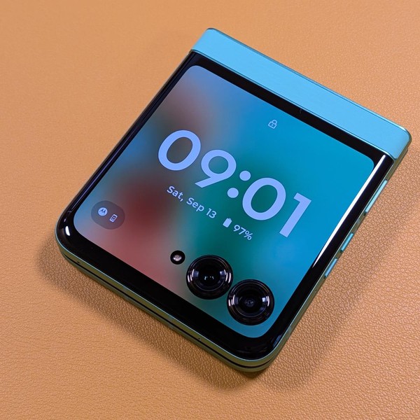 Motorola Razr (2025) - Unlocked, 256 GB, Green, 8 GB