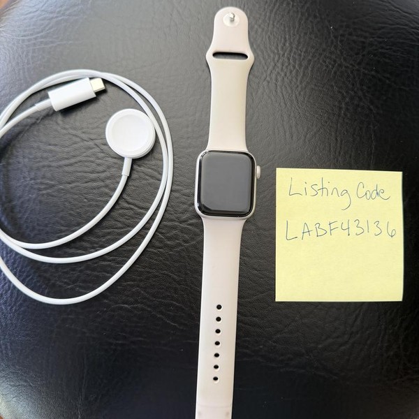 Apple Watch SE 2nd Gen 40mm - Unlocked, Starlight, A2726 - Cellular, Aluminum
