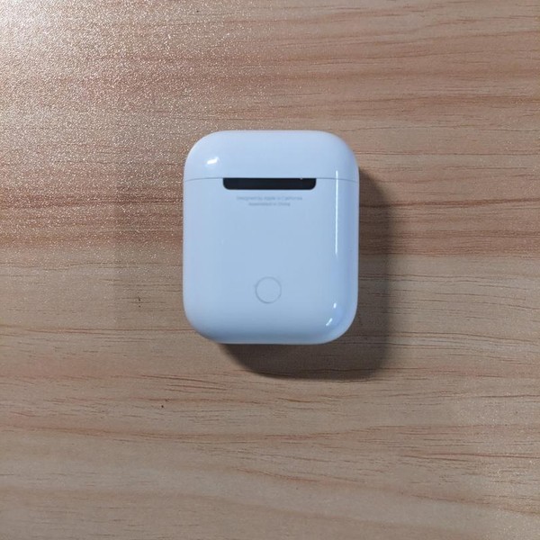 Apple AirPods (2nd Gen) - Lightning Case