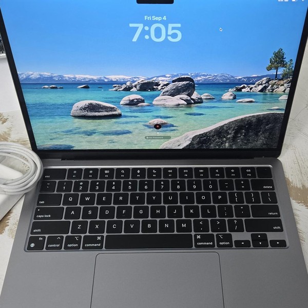 MacBook Air 2022 (M2) - 13 inch - 256 GB, Gray, 8 GB, Apple M2