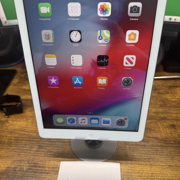 Apple iPad Air - Wi-Fi, 16 GB, Silver