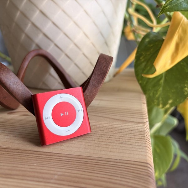 Apple iPod Shuffle 4th Gen - Red, 2 GB, A1373