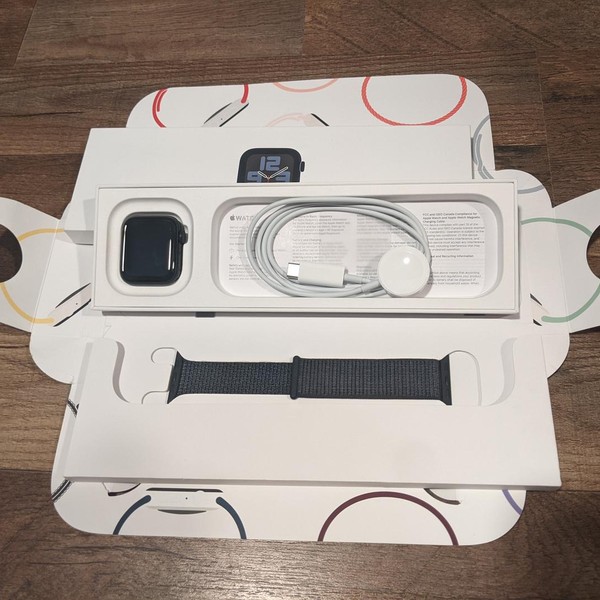 Apple Watch SE 2nd Gen 40mm - Midnight, A2722 - GPS, Aluminum