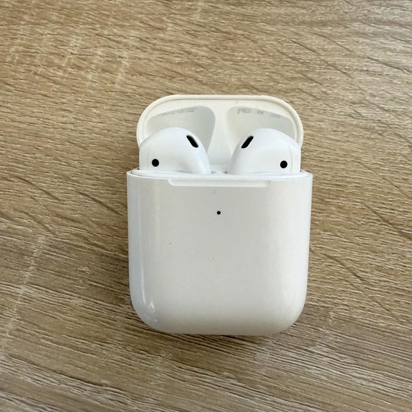 Apple AirPods 2nd Gen - Wireless Case