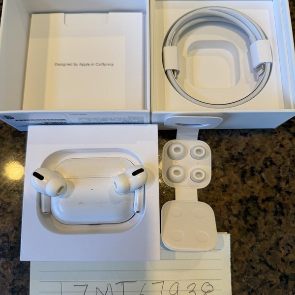 Apple AirPods Pro - Wireless Case