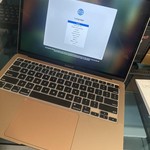 Good MacBook Air 2020 - 13 inch - 256 GB, Gold, 8 GB, Intel Core i3