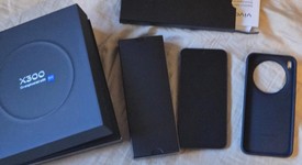 Mint
													Vivo X300 - Unlocked Non-US, Black, 512 GB, 16 GB, photo 3 of 11