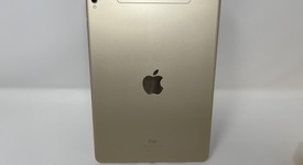 Good
													Apple iPad Pro 9.7" - Unlocked, Gold, 256 GB, A1674, photo 2 of 6