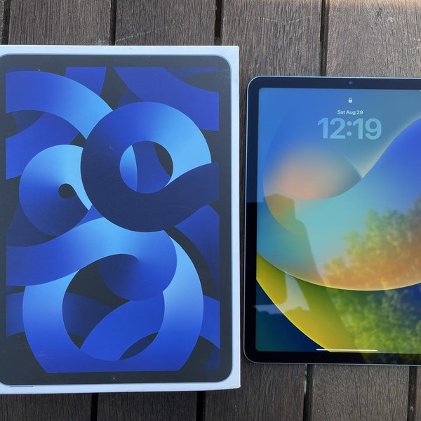 Apple iPad Air (5th Gen) - Wi-Fi, 256 GB, Blue, A2588