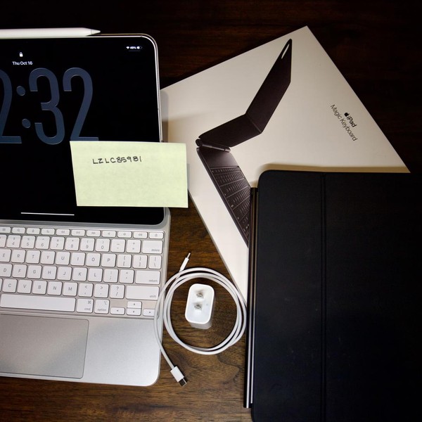 Apple iPad Pro 13 inch (M4) 2024 - Unlocked, 2 TB, Silver, 16 GB, A2926, Standard Glass