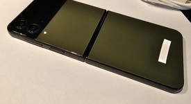 Good
													Samsung Galaxy Z Flip4 5G - Unlocked, Custom, 256 GB, 8 GB, SM-F721U1, Bespoke Edition, photo 2 of 9