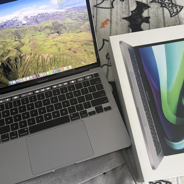 MacBook Pro 2020 - 13 inch - 256 GB, Gray, 8 GB, Apple M1