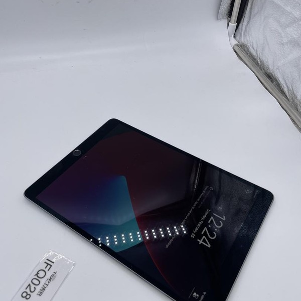 Apple iPad Pro 10.5 inch - Unlocked, 64 GB, Gray