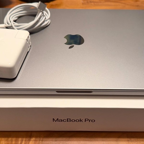 MacBook Pro 2021 - 16 inch - 1 TB, Gray, 16 GB, Apple M1 Pro 10-core