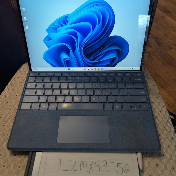 Microsoft Surface Pro 9 - Wi-Fi, 256 GB, Sapphire, 8 GB, Intel Core i5, Wi-Fi