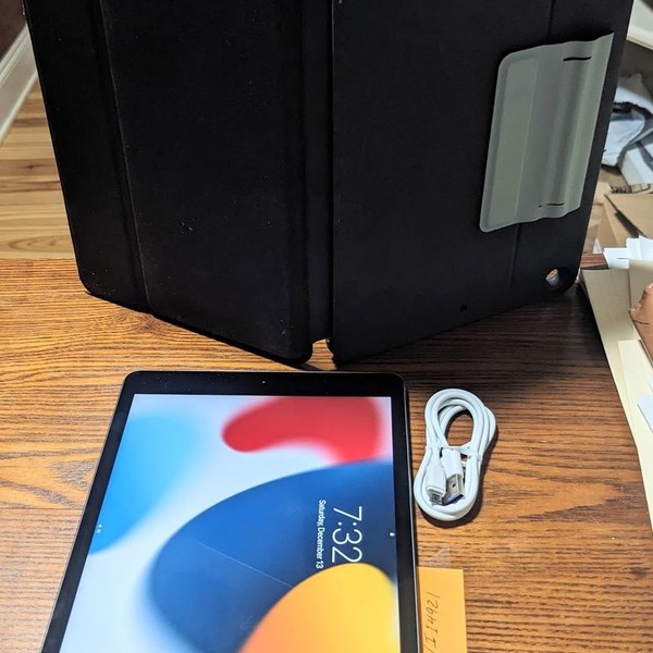 Apple iPad 7th Gen - Wi-Fi, 32 GB, Gray, A2197