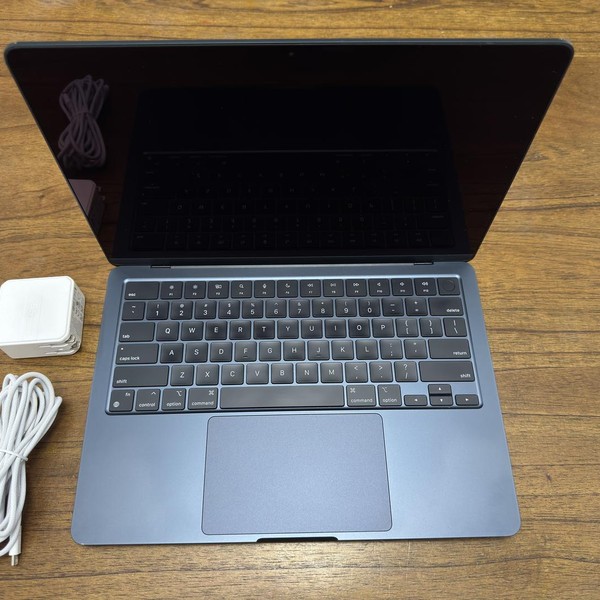 MacBook Air 2022 (M2) - 13 inch - 256 GB, Midnight, 8 GB, Apple M2