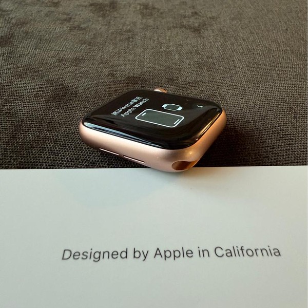 Apple Watch Series 5 40mm - Gold, A2092 - GPS, Aluminum