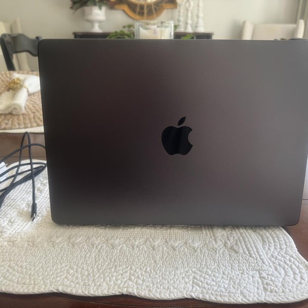 MacBook Pro 2026 - 14 inch (M5) - 1 TB, Space Black, 16 GB, Apple M5, Standard Display