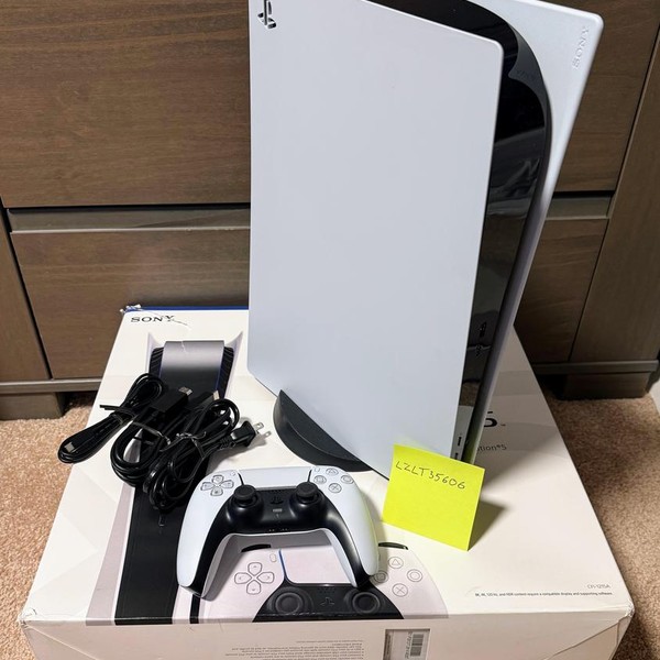 PlayStation 5 Standard Edition (2020) - White, 825 GB, Standard Edition