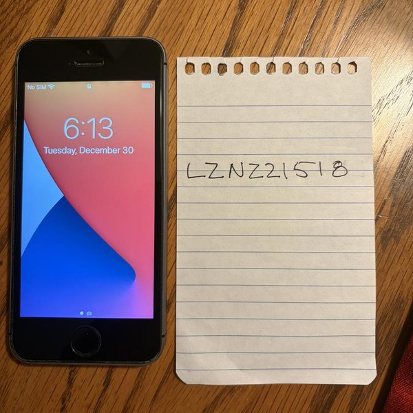 Apple iPhone SE 1st Gen 2016 - Unlocked, 32 GB, Grey, A1662