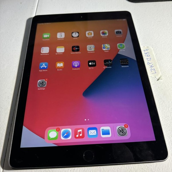 Apple iPad Pro 9.7 inch - Wi-Fi, 32 GB, Gray, A1673