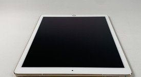 Good
													Apple iPad Pro 12.9" 2nd Gen 2017 - Unlocked, Gold, 64 GB, photo 5 of 7