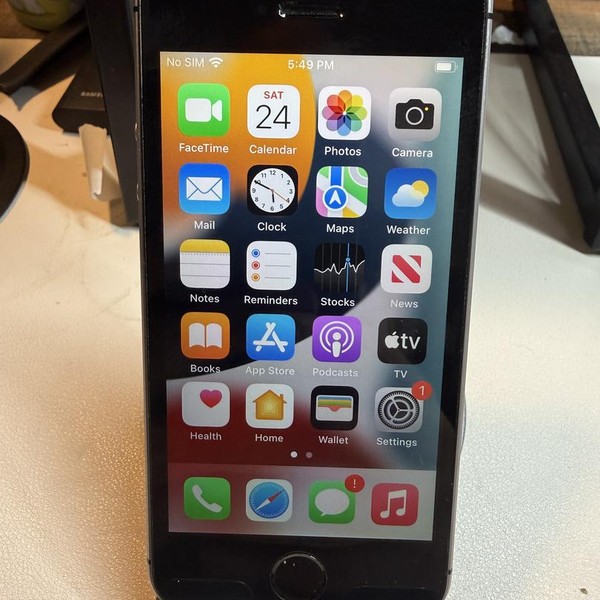 Apple iPhone SE 1st Gen 2016 - Unlocked, Grey, 32 GB, A1662