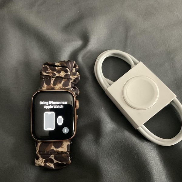 Apple Watch Series 5 40mm - Gold, A2092 - GPS, Aluminum
