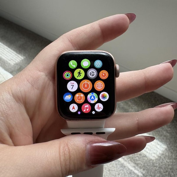 Apple Watch Series 5 40mm - Gold, A2092 - GPS, Aluminum