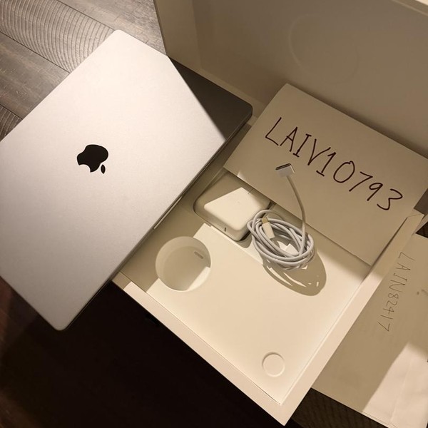 MacBook Pro 2021 - 16 inch - 1 TB, Silver, 32 GB, Apple M1 Max