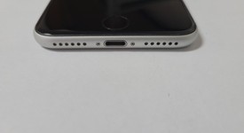 Fair
													Apple iPhone SE 2nd Gen 2020 - AT&T, White, 128 GB, A2275, photo 4 of 7