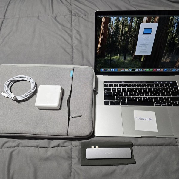 MacBook Pro 2017 (With Touch Bar) - 15 inch - 512 GB, Silver, 16 GB, Intel Core i7