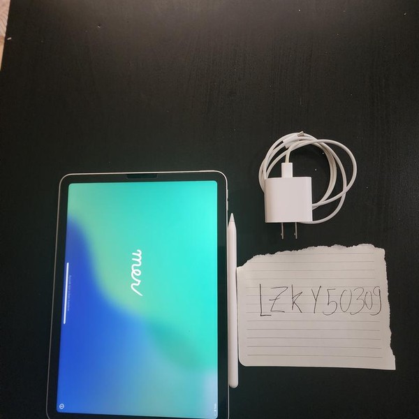 Apple iPad Air 5th Gen - Wi-Fi, 256 GB, Starlight, A2588