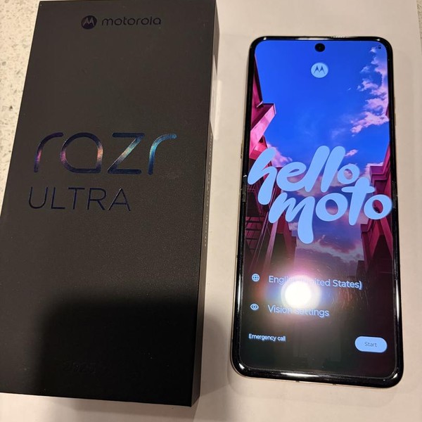 Motorola Razr Ultra (2025) - Unlocked, 1 TB, PANTONE Mountain Trail, 16 GB