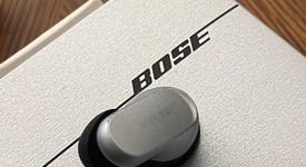 Used
													Bose QuietComfort Ultra Earbuds - Silver, Holiday Edition, photo 5 of 5